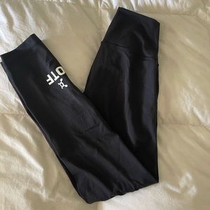 Lululemon, Wunder Under, size 6, orange theory logo